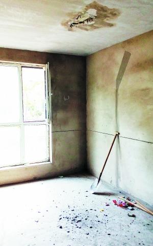 棚頂露出個洞,水泥掉滿地