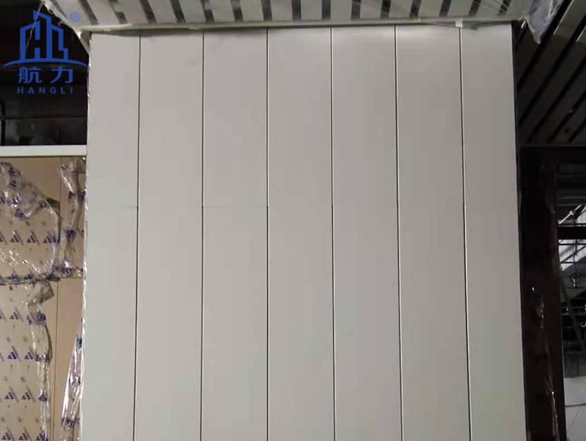 航力銑槽板的應(yīng)用-雄安新區(qū)高鐵站，纖維水泥板施工案例，硅酸鈣板天花板解決方案，穿孔吸音板安裝貼圖